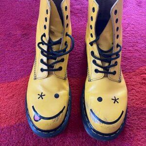 RARE Dr. Martens Smiley Hincky Boot